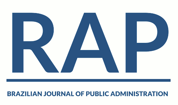 Logo: RAP Brazilian Journal of Public Administration. Letras azuis em caixa alta e sem serifa. Tom azul escuro e um traço entre o acrônimo e o título dispostos um sobre o outro.